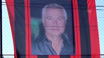 Şampiyon futbolcular kupayı alıp 6 ay önce ölen başkanlarının mezarını ziyaret etti