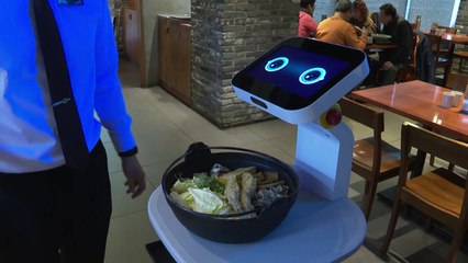 [기업] 매장 서빙하는 LG 클로이 서브봇, 실제 매장에서 첫선 / YTN