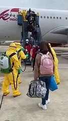 Endonezya'da koronavirüs önlemi: Yolcuların üzerine su sıktılar