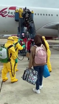 Des passagers pulvérisés avec un désinfectant