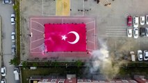 Öğrencilerden Türk bayrağını yırtan ırkçı Yunan milletvekiline tepki