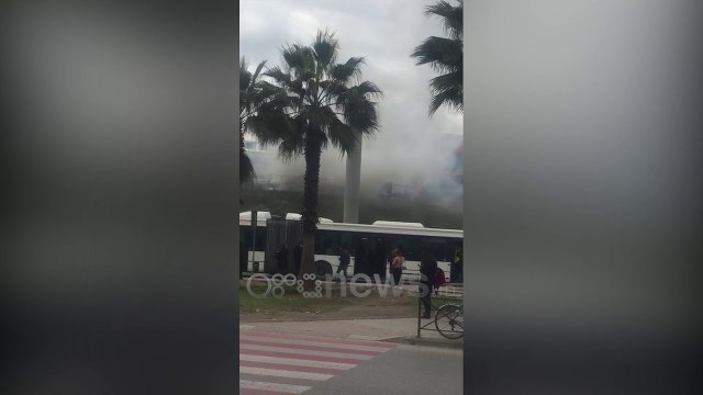 Ora News - Makina merr flakë tek kthesa e Kamzës, shikoni videon