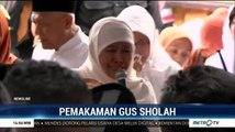 Tangis Khofifah Saat Berikan Sambutan di Pemakaman Gus Sholah