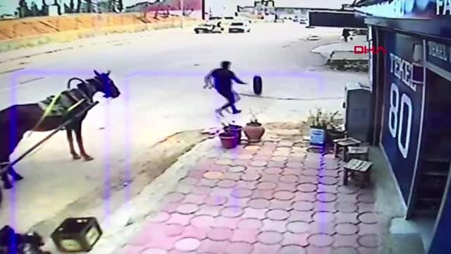 Osmaniye-otomobilden fırlayan lastiği durdurup, tehlikeyi önledi
