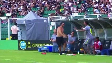 Brasil: un futbolista patea la cabeza de un ‘barra brava’