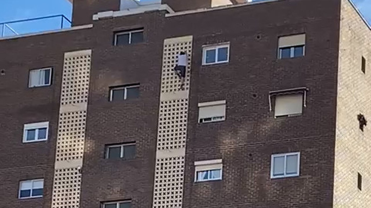 El joven trepó por el edificio de vecinos.