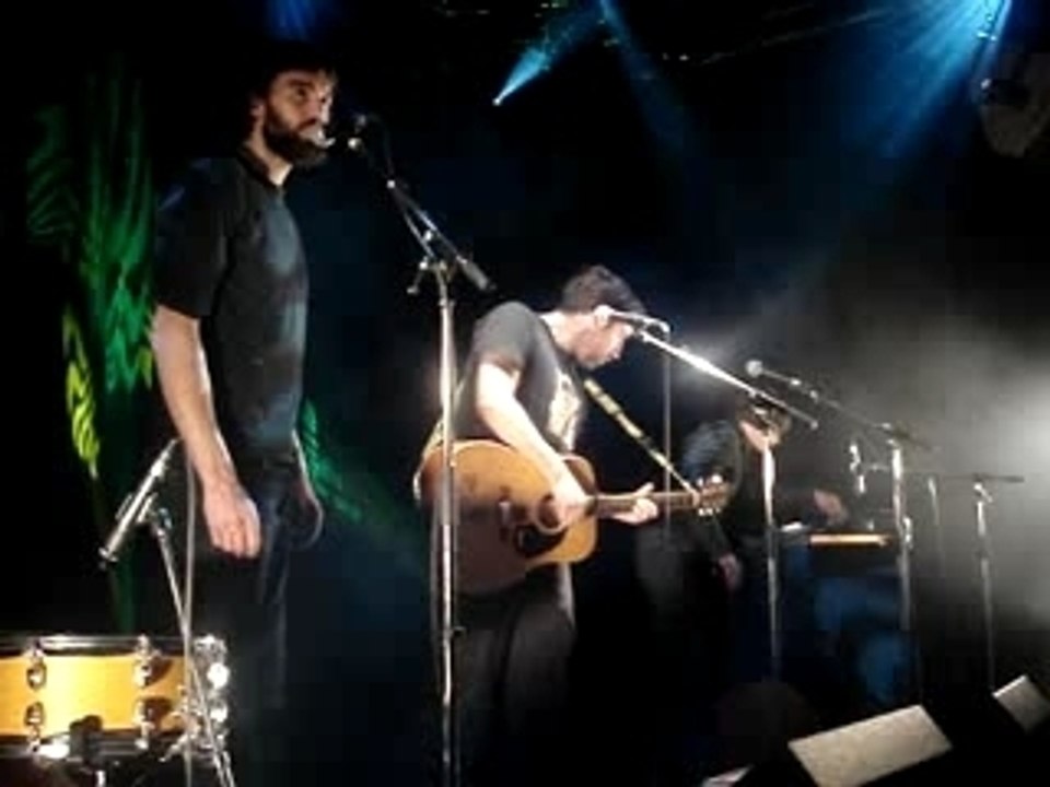 Gablé joue Vive le Rouge pour Mémé qui danse