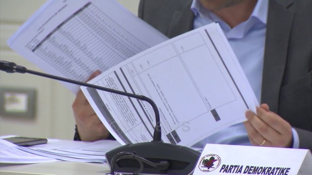 Ora News - 140 mln lekë për partitë politikë, vetëm PS merr 63 milionë lekë