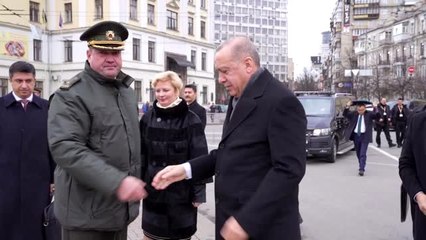 Cumhurbaşkanı Erdoğan, Ebedi Zafer Anıtı'na çelenk koydu