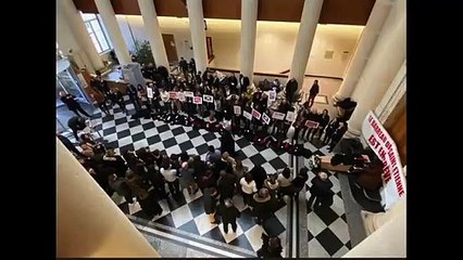 Paris : les avocats, qui défilent pour leur régime autonome des retraites, tournent un clip