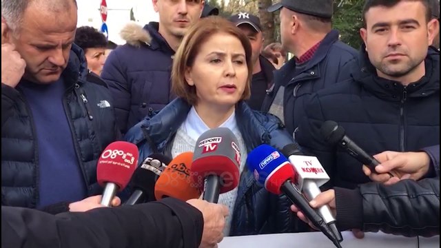 Ora News - Naftëtarët, protestë për pagat e prapambetura dhe nisjen e punës në Uzinë