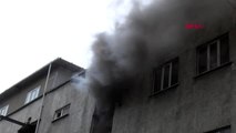 Bayrampaşa'da yangına müdahale ederken düşen itfiayeci ağır yaralandı