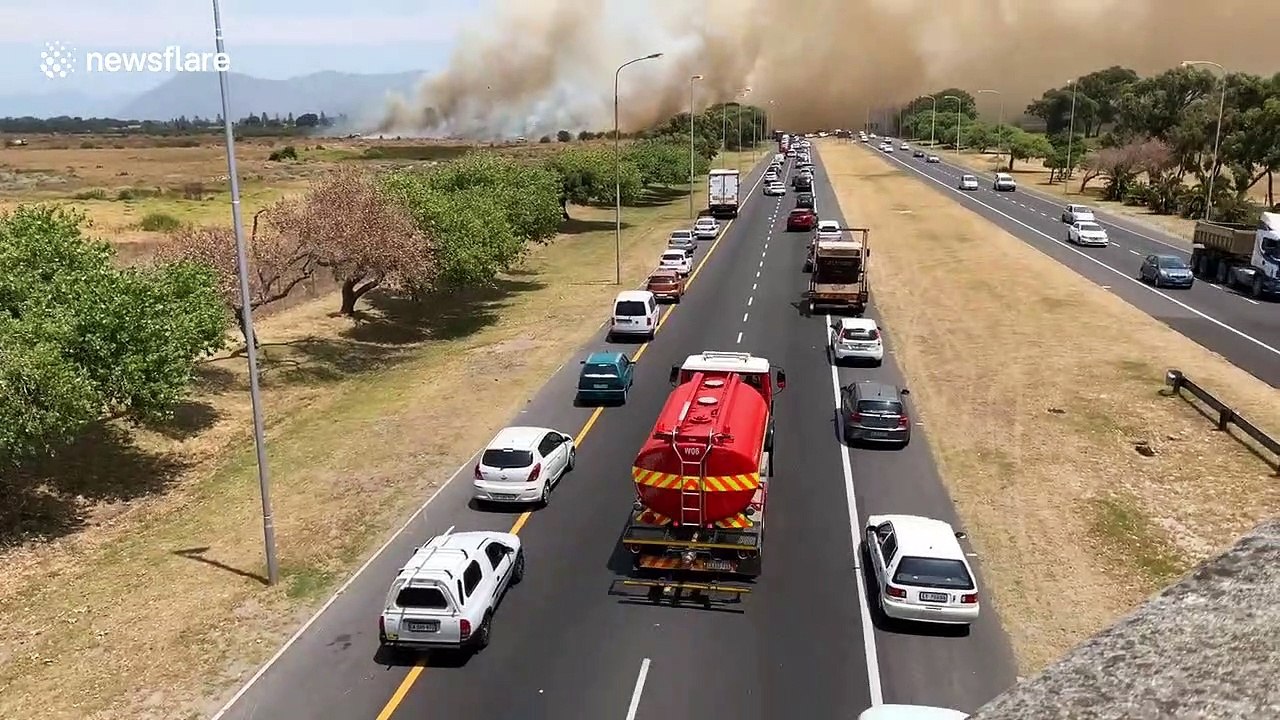 Vegetation fire brings traffic to standstill in Cape Town