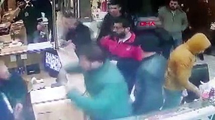 Avcılar'da bir restorana satırlı, bıçaklı baskının görüntüleri ortaya çıktı