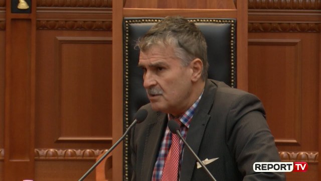 Report TV - Kujtim Gjuzi rebelohet me Lleshajn: Mos më thuaj mua pusho! Këtë herë je i falur