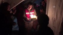 Kadın jandarma personeli, depremzede çocuğa doğum günü sürprizi yaptı