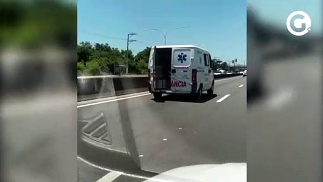 Ambulância que aparece em vídeo transportando granito não pertence mais a Iconha, diz prefeitura