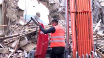 Elazığ-yıkacağı binada asılı olan türk bayrağını alıp iş makinesine astı