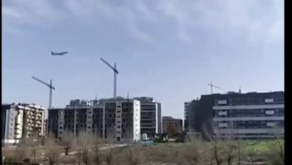 Avión de Cánada sobrevolando Madrid antes de aterrizar