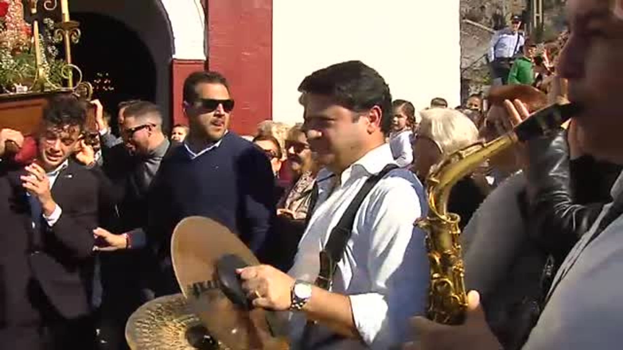 Benaocaz celebra la festividad de San Blas con una procesión a ritmo de charanga
