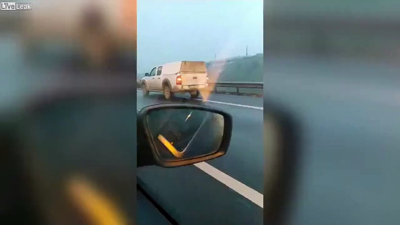 Roumanie : il amène son troupeau de moutons sur l'autoroute !