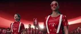 Pepsi repeint les Coca en noir pour sa publicité du Super Bowl