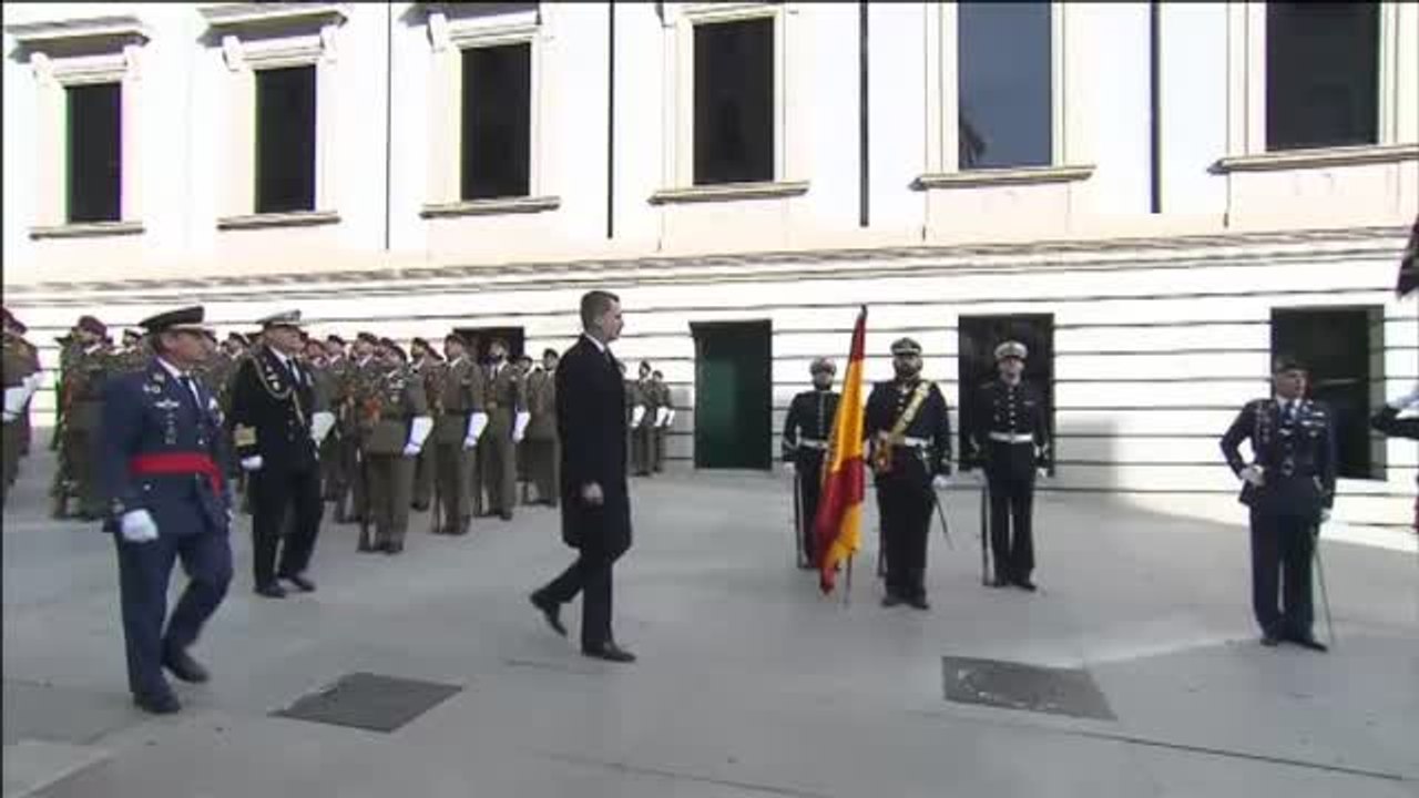 Los partidos independentistas plantan al Rey