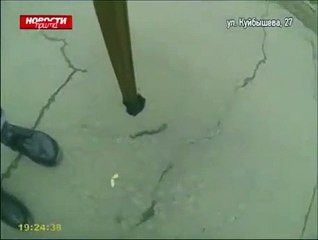 Il découvre un trou en pleine route en russie : 10m de profondeur