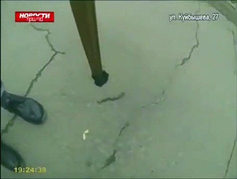 Il découvre un trou en pleine route en russie : 10m de profondeur