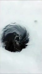 Un lac se vide par ce trou dans la glace