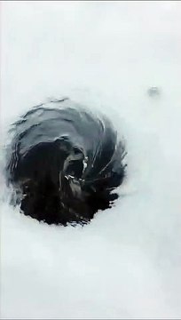 Un lac se vide par ce trou dans la glace