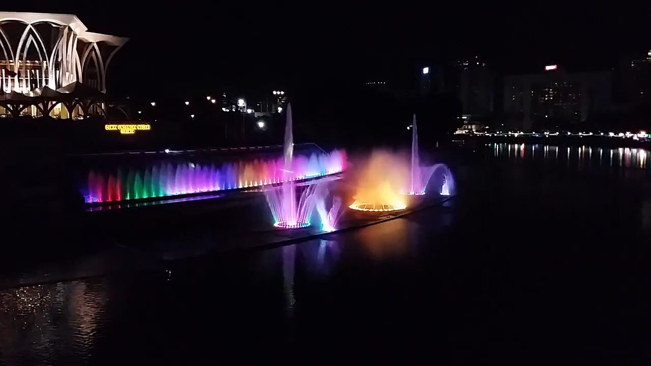 Kuching Waterfront, Sarawak - THE DARUL HANA MUSICAL FOUNTAIN