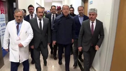 Milli Savunma Bakanı Akar yaralı askerleri ziyaret etti (2)