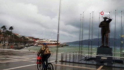 Marmaris'te fırtına hayatı olumsuz etkiledi