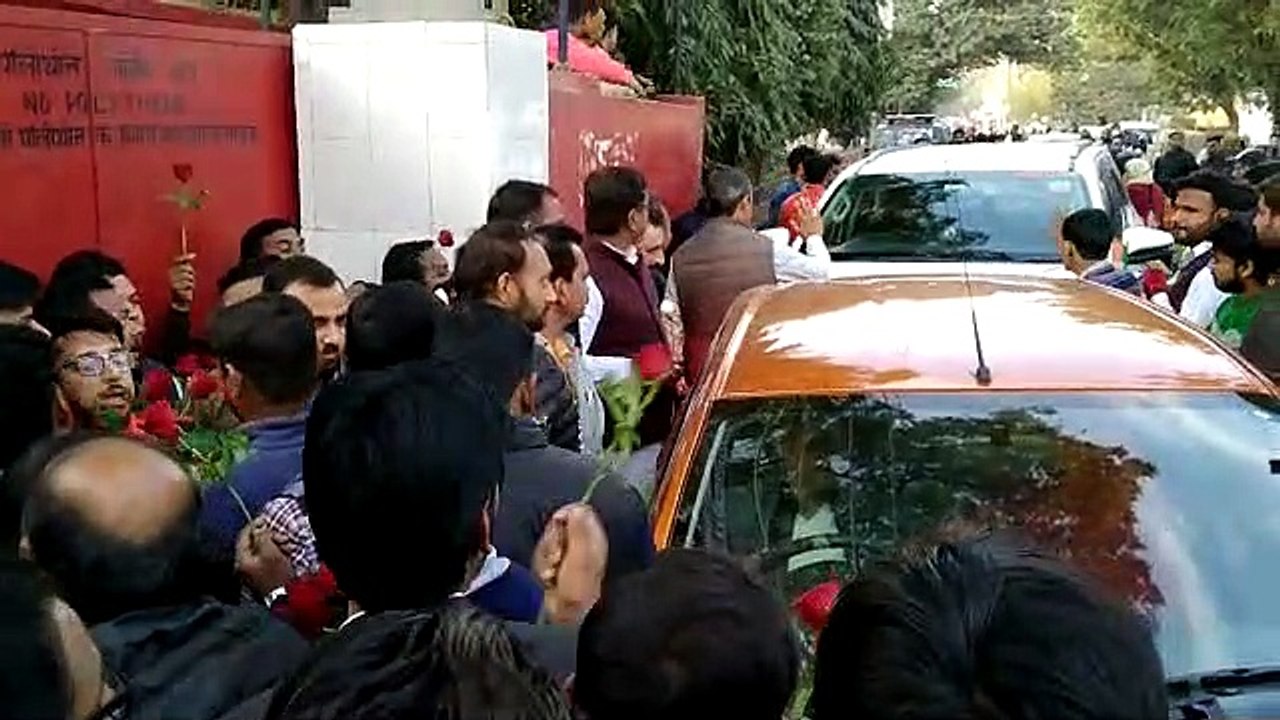 शाहजहांपुर: पूर्व केंद्रीय मंत्री चिन्मयानंद जेल से रिहा, स्वागत में पहुंचे समर्थक
