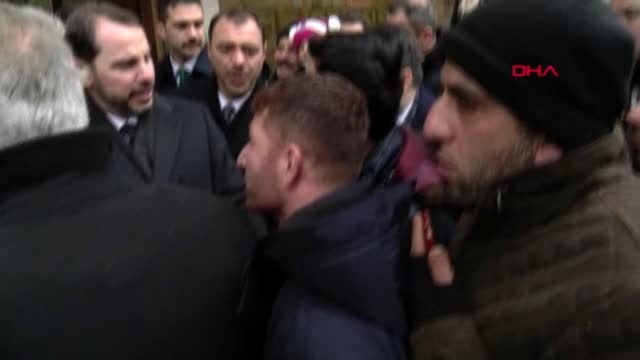 Elazığ bakan albayrak deprem bölgesinde vatandaşlarla bir araya geldi