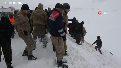 ارتفاع عدد قتلى انهيارين ثلجيين في شرق تركيا إلى 39 شخصا