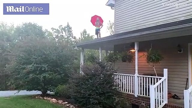 Un homme saute de son porche avec un parapluie comme Mary Poppins et tombe lourdement au sol