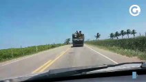 Vídeo mostra pessoas se arriscando em caminhão na ES 060, em Marataízes