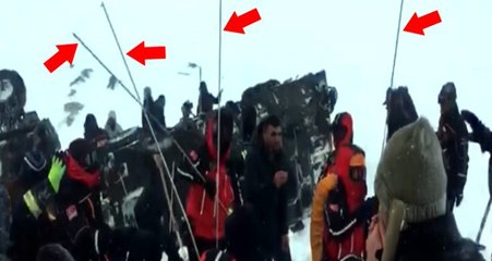 Van'daki felakette ekipler çığ altındakilere uzun çubuklarla ulaşmaya çalışıyor