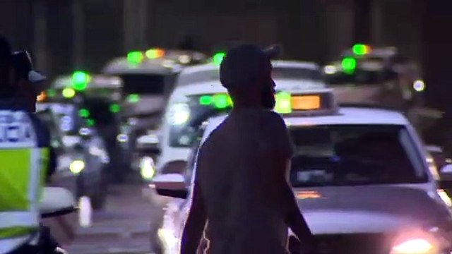 Los pasajeros del Air Canada desembarcan del avión y abandonan el aeropuerto