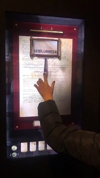 Kayseri Milli Mücadele Müzesi iyi tasarlanmış bir müze. Gezerken tasarımcısını/küratörünü merak ettirecek kadar özenilmiş. Bu da ilginç olmuş, hayali bir büyüteci sayfada gezdiğinizde yazıyı günümüz harflerine getiriyor.