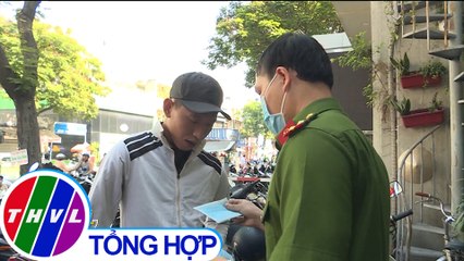 Đi làm thủ tục hành chính, người dân TP.HCM được tặng khẩu trang miễn phí