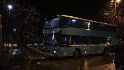 Kartal'da özel halk otobüsü duraktaki yolculara çarptı