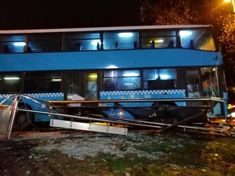 İstanbul'da halk otobüsü durağa daldı