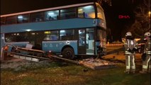 İstanbul'da iki katlı otobüs durağa daldı: 3'ü ağır 5 yaralı