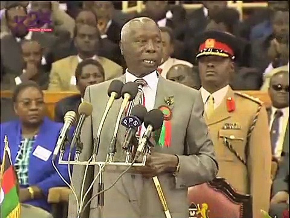 Nguruwe hujikaanga na mafuta yake