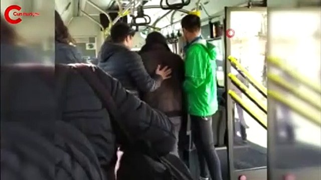 Üstü kirli diye çocuğu indirdi, karşı gelen yolcuyu darp etti!