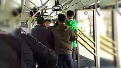 Üstü kirli diye küçük çocuğu otobüsten attı