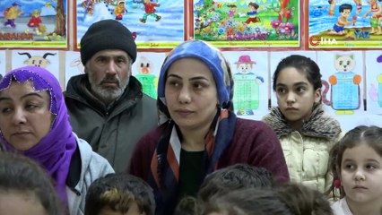 Deprem sonrası okula yerleşen çocuklara polislerden özel sinema etkinliği